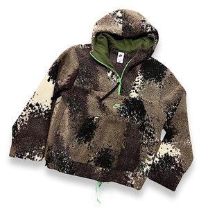 Nike Sportswear Sport Essentials Half-Zip Sherpa Hoodie
Ironstone/Green Strike